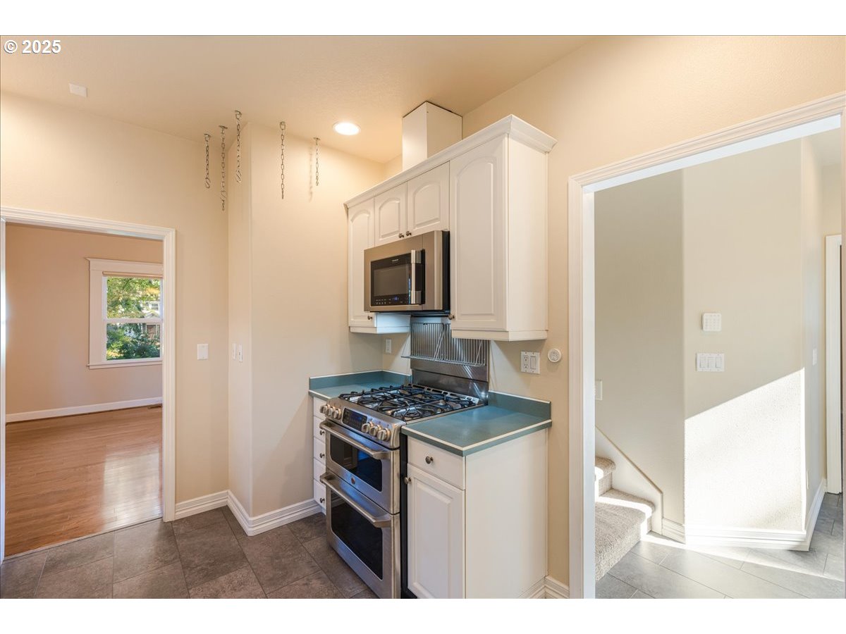 8026 Southwest Pine Street Portland, OR 97223 - Photo 14 of 41