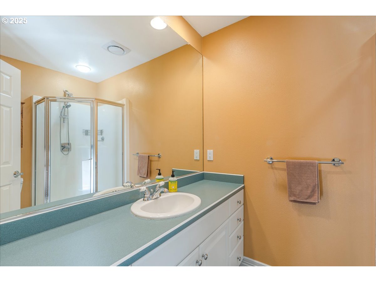 8026 Southwest Pine Street Portland, OR 97223 - Photo 17 of 41