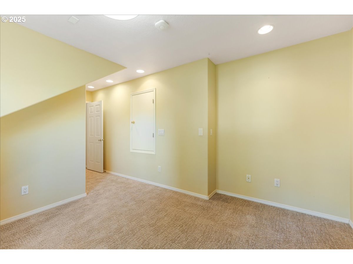 8026 Southwest Pine Street Portland, OR 97223 - Photo 25 of 41