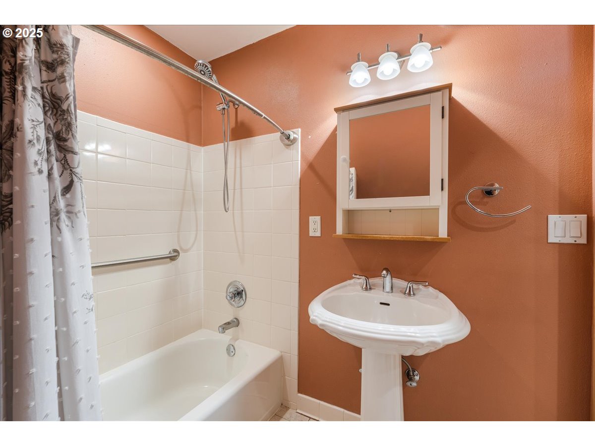 8026 Southwest Pine Street Portland, OR 97223 - Photo 34 of 41