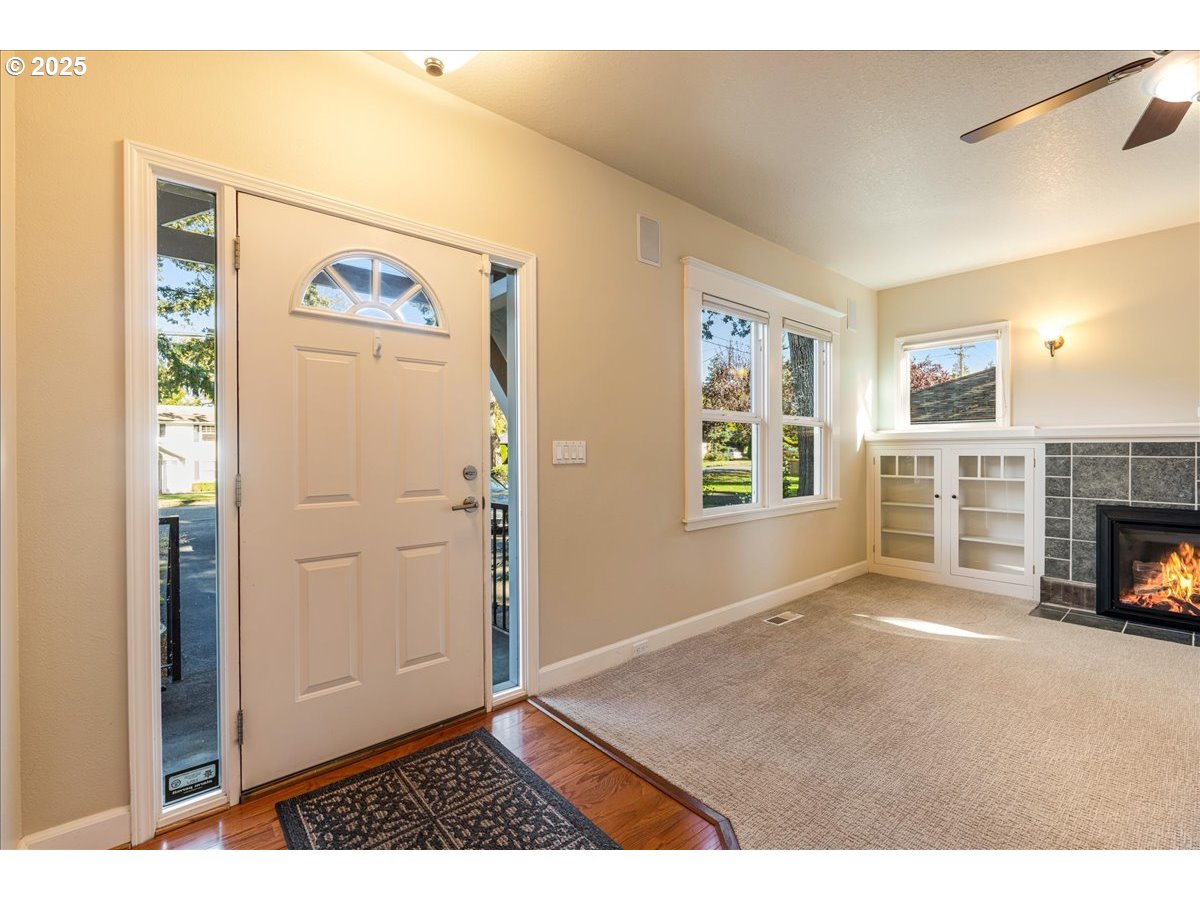 8026 Southwest Pine Street Portland, OR 97223 - Photo 4 of 41