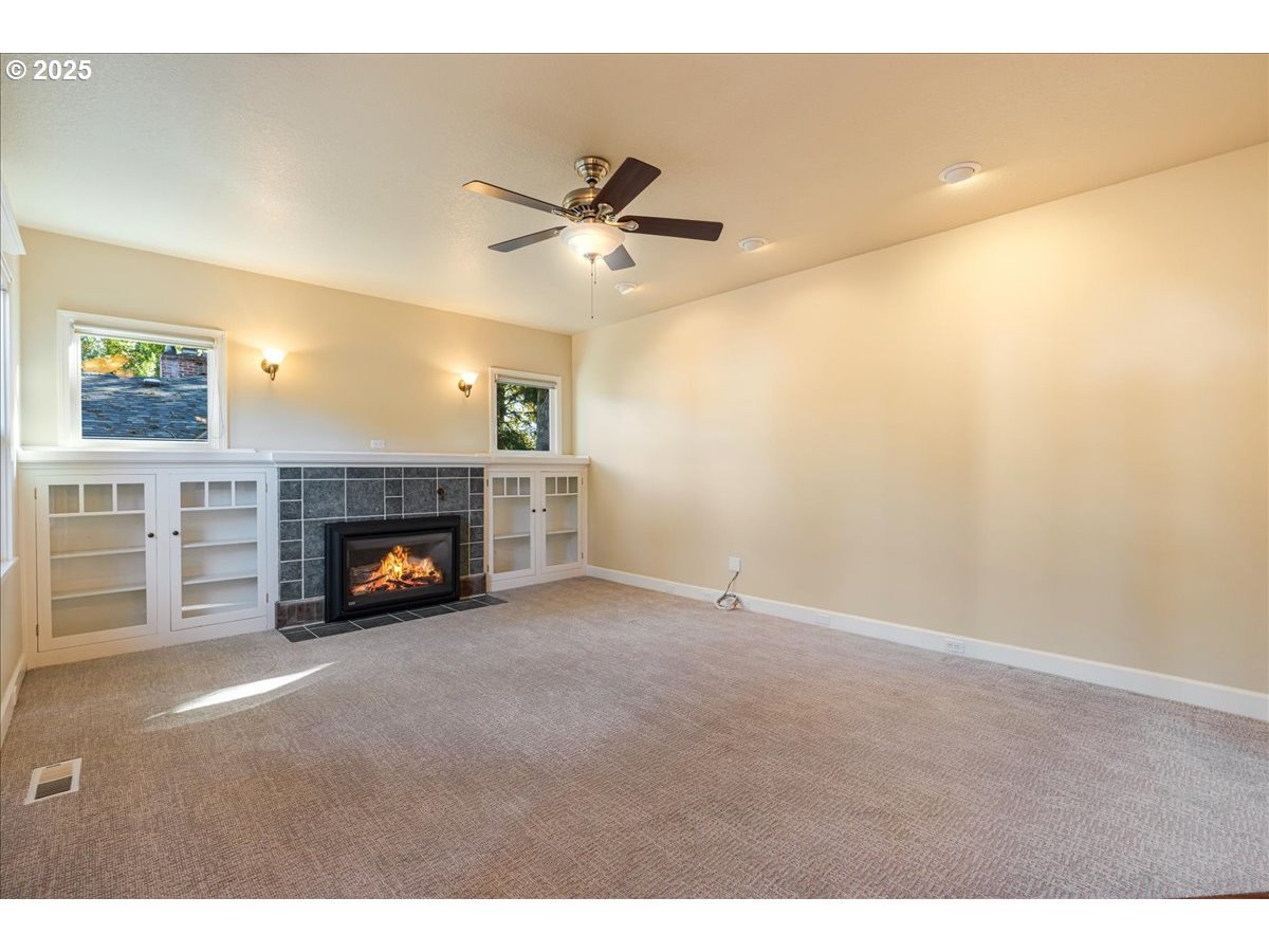 8026 Southwest Pine Street Portland, OR 97223 - Photo 5 of 41