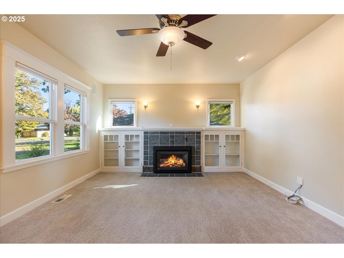 8026 Southwest Pine Street Portland, OR 97223 - Photo 7 of 41