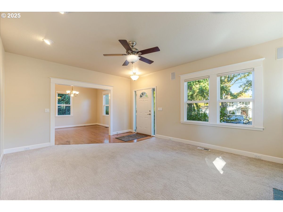 8026 Southwest Pine Street Portland, OR 97223 - Photo 9 of 41