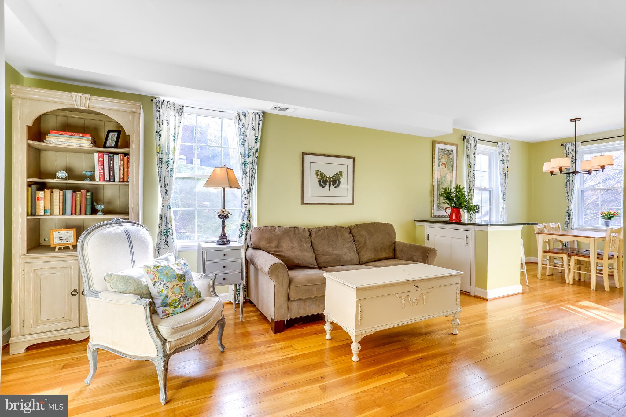 2741 South Buchanan Street Arlington, VA 22206 - Photo 3 of 23 Living Room