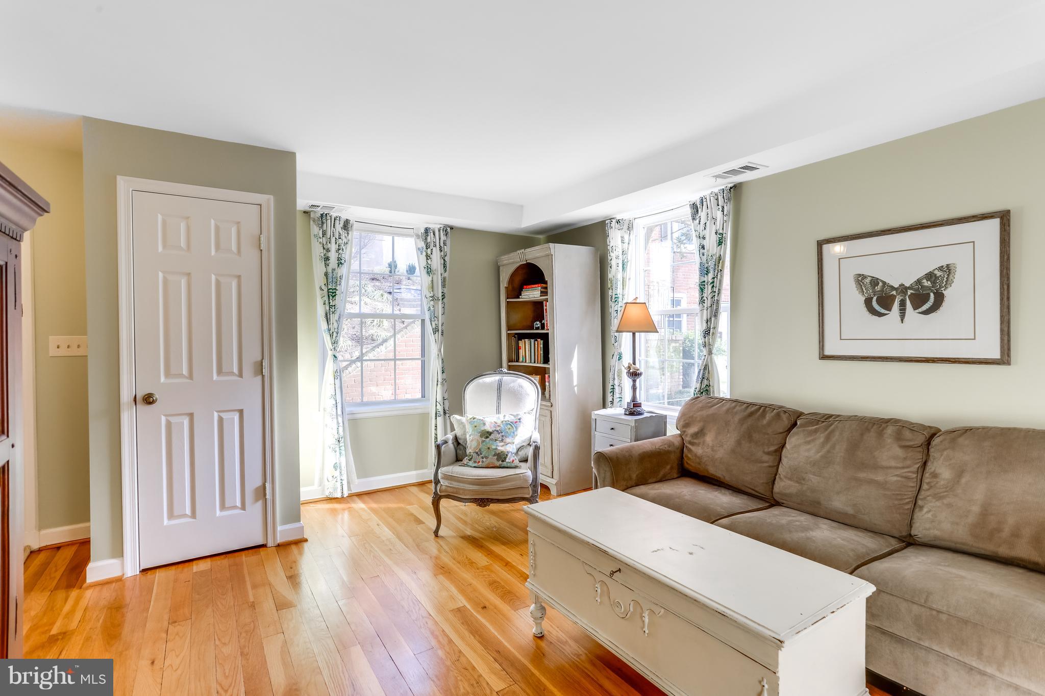2741 South Buchanan Street Arlington, VA 22206 - Photo 4 of 23 Living Room
