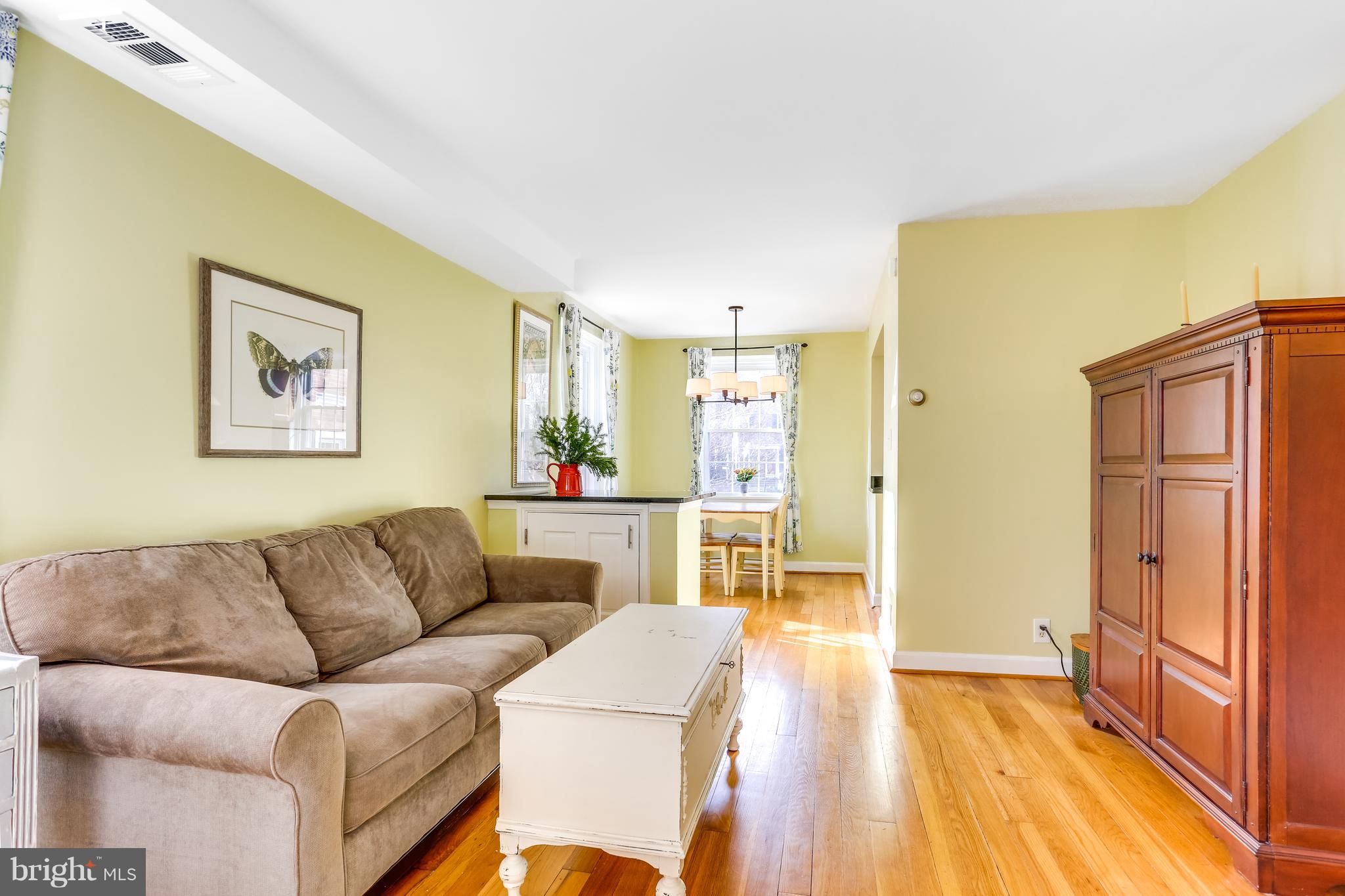 2741 South Buchanan Street Arlington, VA 22206 - Photo 5 of 23 Living Room