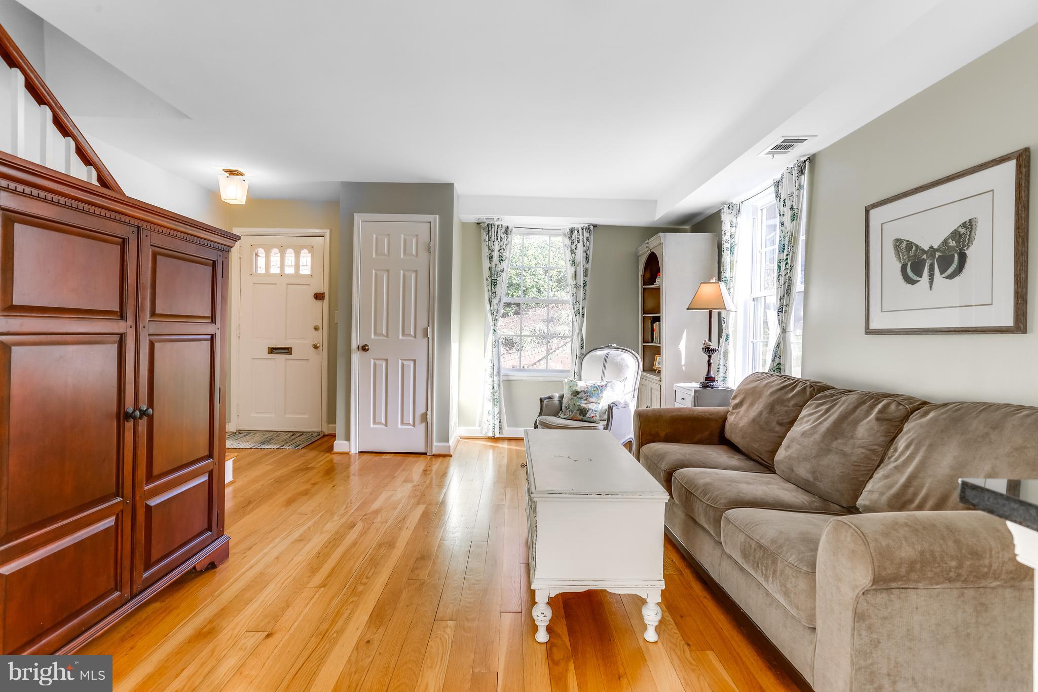 2741 South Buchanan Street Arlington, VA 22206 - Photo 6 of 23 Living Room