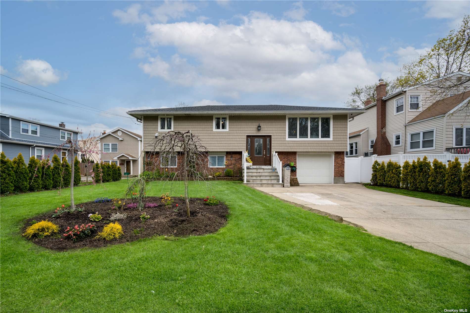 a view of a house with backyard and garden