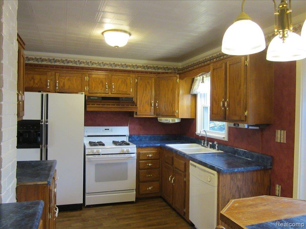 2050 Cole Road Lake Orion, MI 48362 - Photo 4 of 22 kitchen