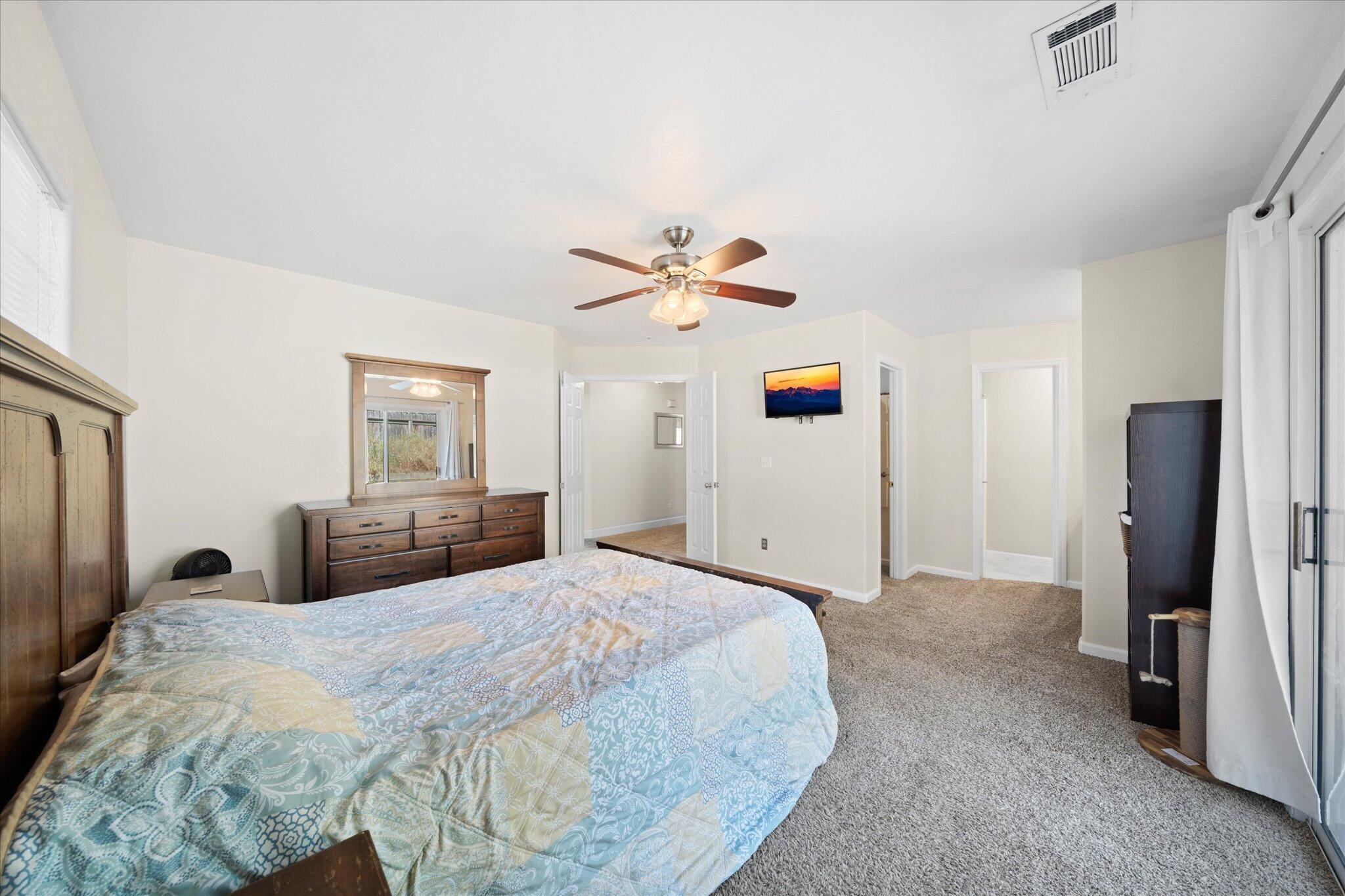 853 Paramount Way Redding, CA 96003 - Photo 12 of 32 12-BiggerFlow Real Estate Media-11