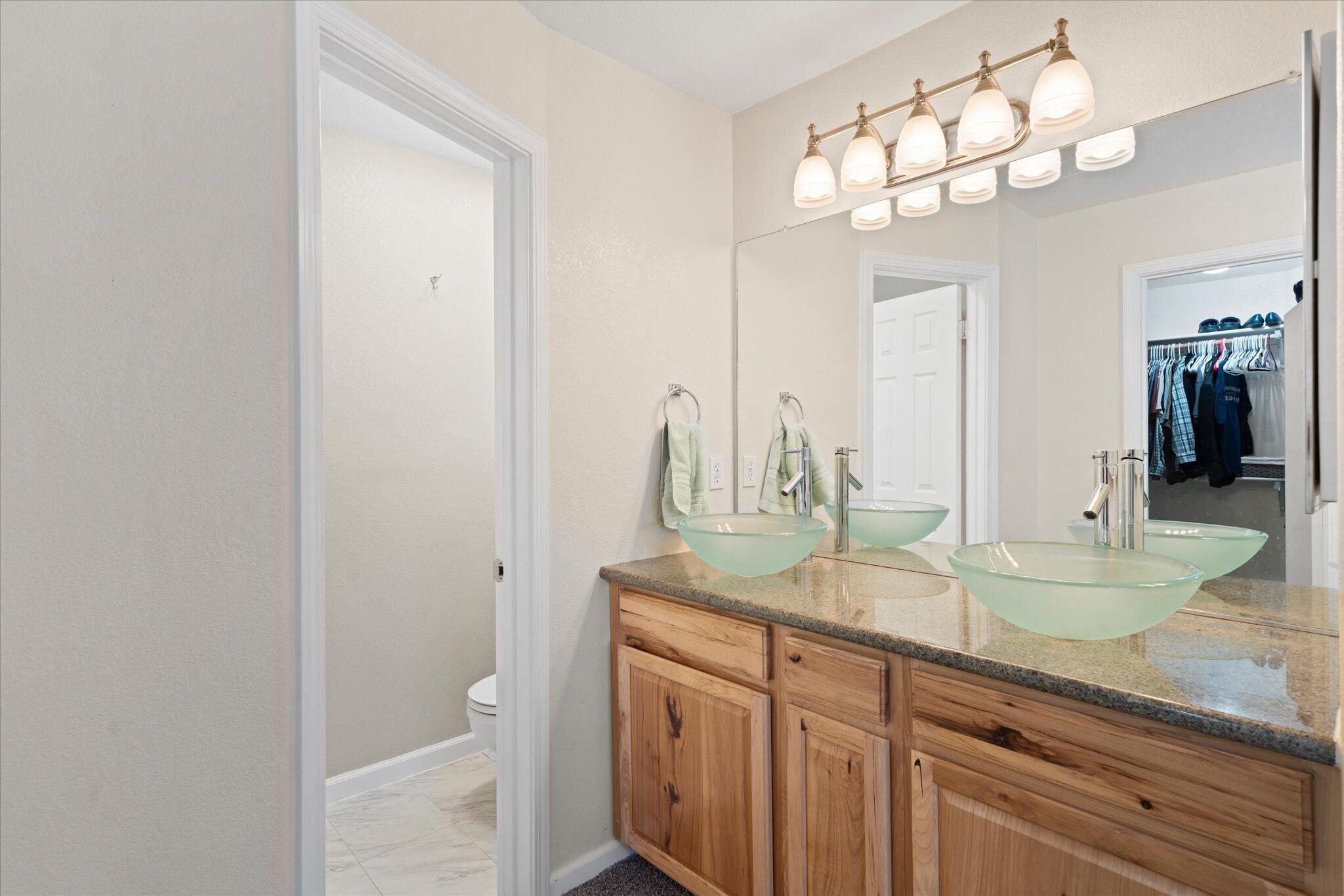 853 Paramount Way Redding, CA 96003 - Photo 13 of 32 13-BiggerFlow Real Estate Media-12