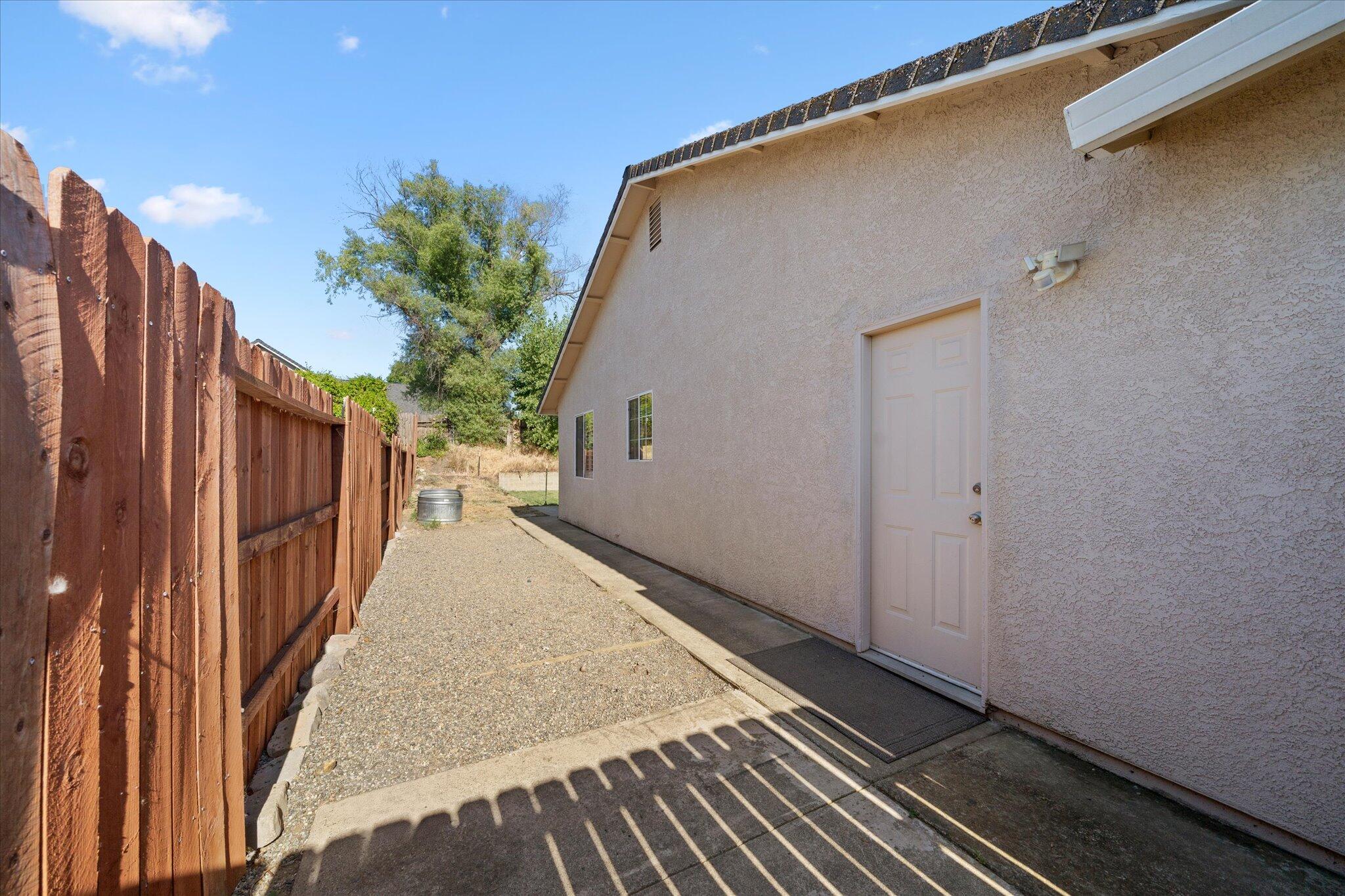 853 Paramount Way Redding, CA 96003 - Photo 27 of 32 27-BiggerFlow Real Estate Media-26