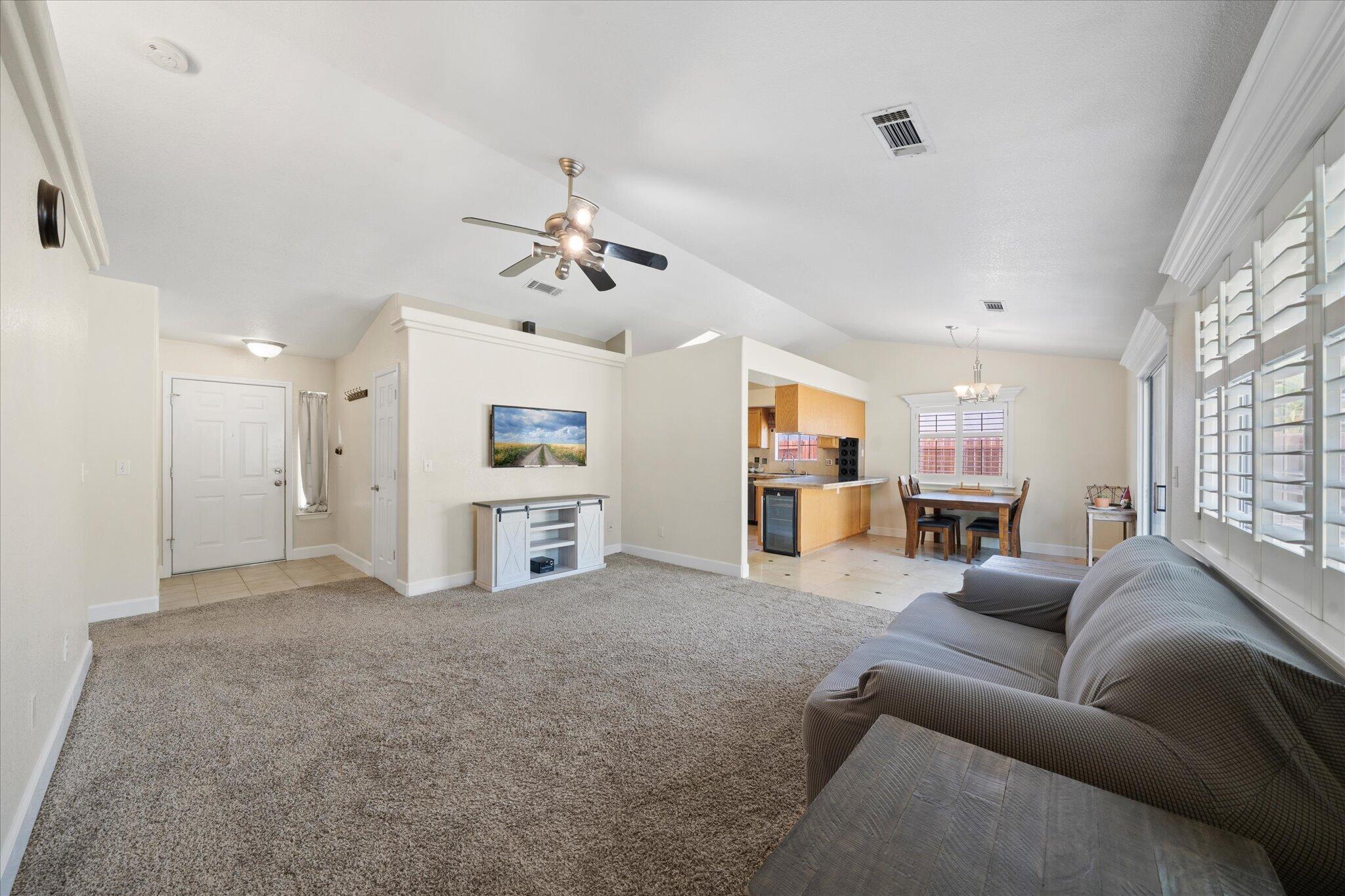 853 Paramount Way Redding, CA 96003 - Photo 4 of 32 04-BiggerFlow Real Estate Media-3