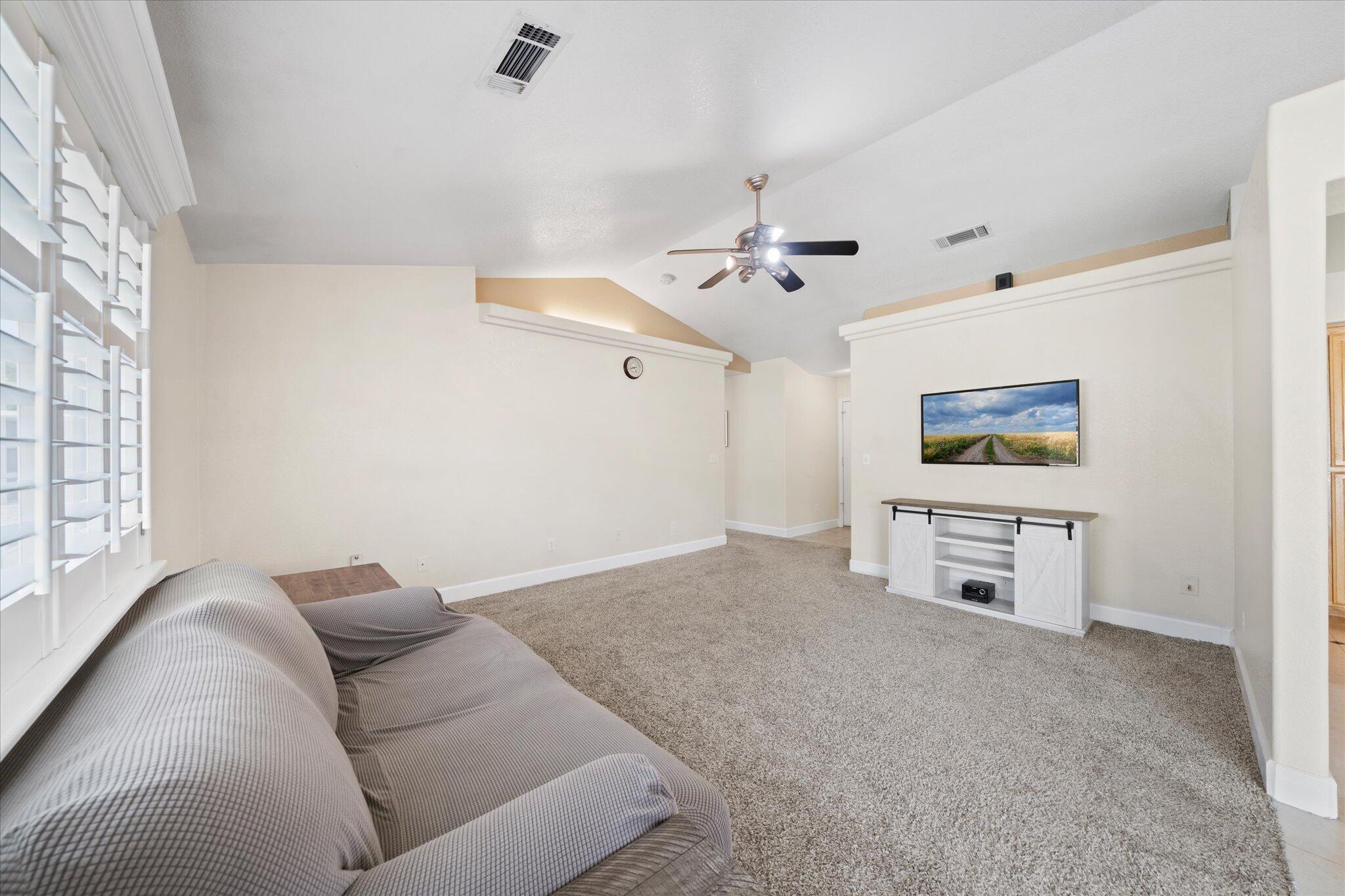 853 Paramount Way Redding, CA 96003 - Photo 5 of 32 05-BiggerFlow Real Estate Media-4