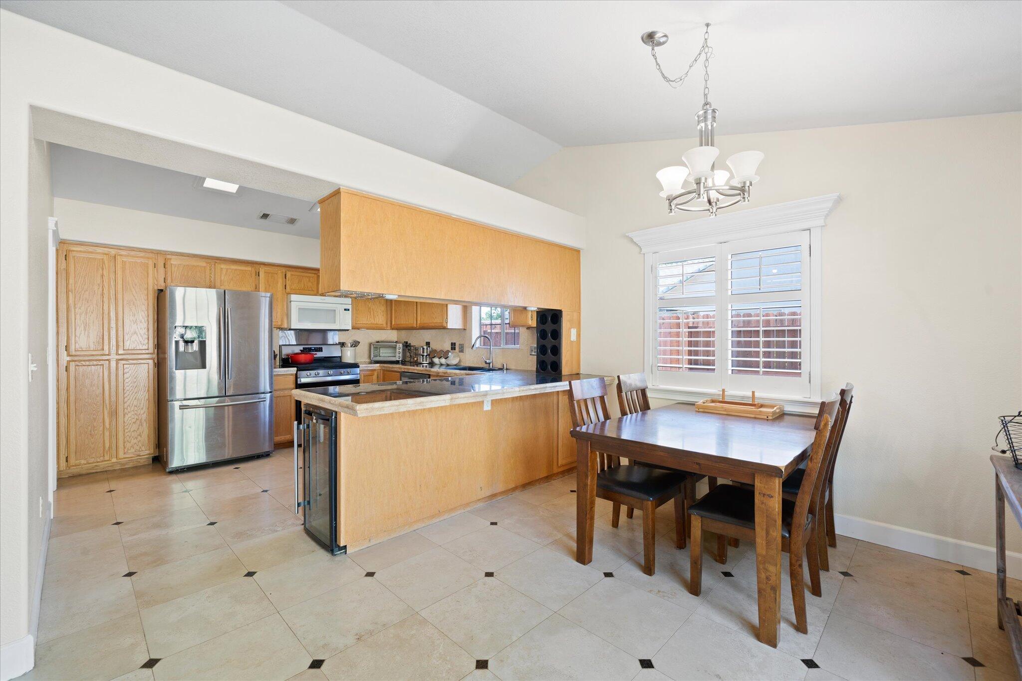 853 Paramount Way Redding, CA 96003 - Photo 6 of 32 06-BiggerFlow Real Estate Media-5