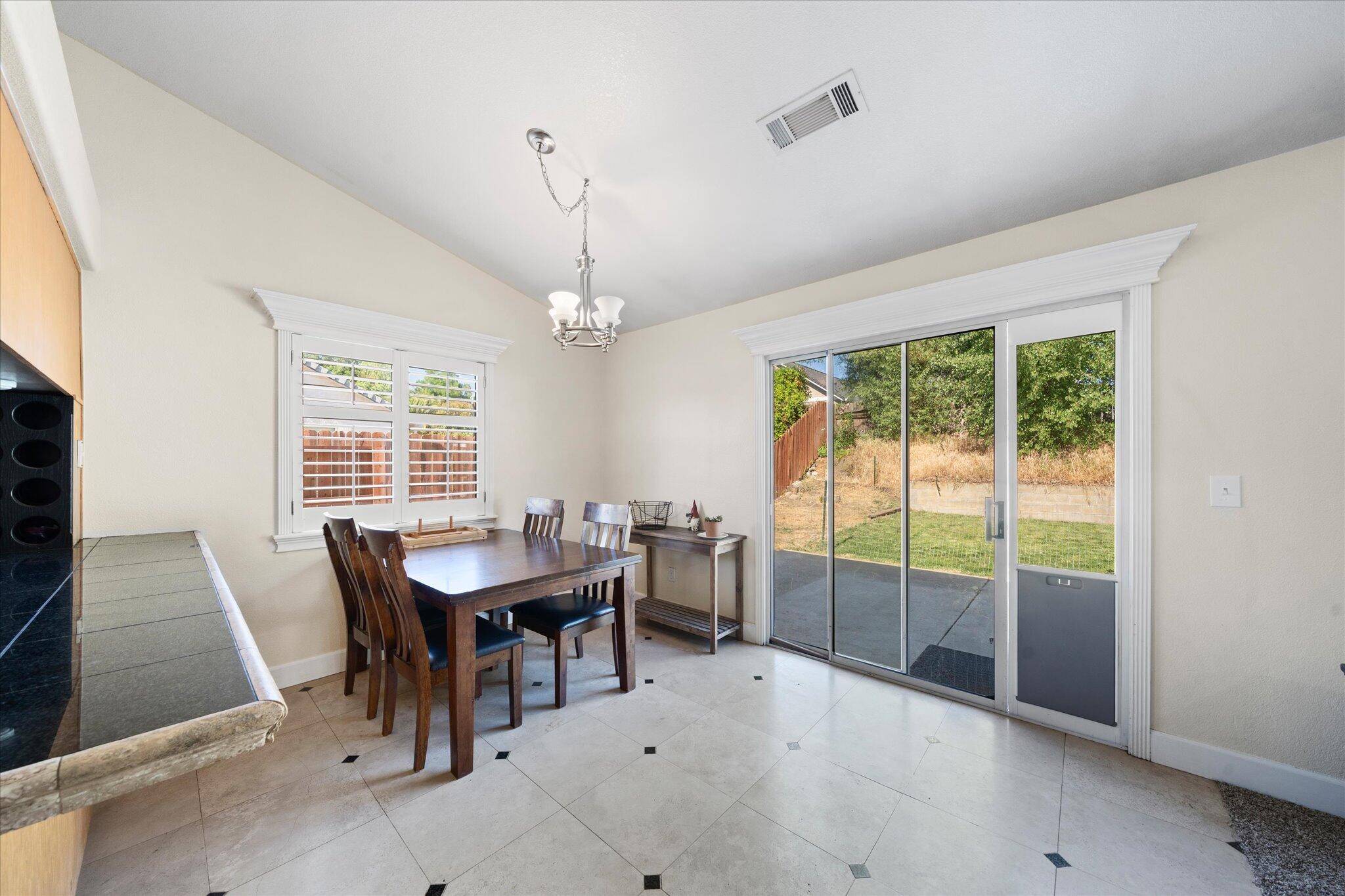 853 Paramount Way Redding, CA 96003 - Photo 7 of 32 07-BiggerFlow Real Estate Media-6