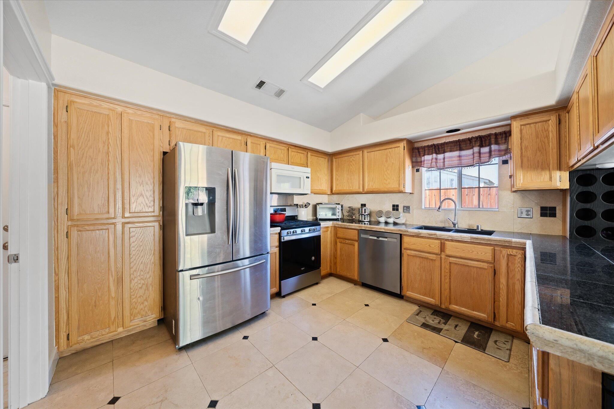 853 Paramount Way Redding, CA 96003 - Photo 9 of 32 09-BiggerFlow Real Estate Media-8