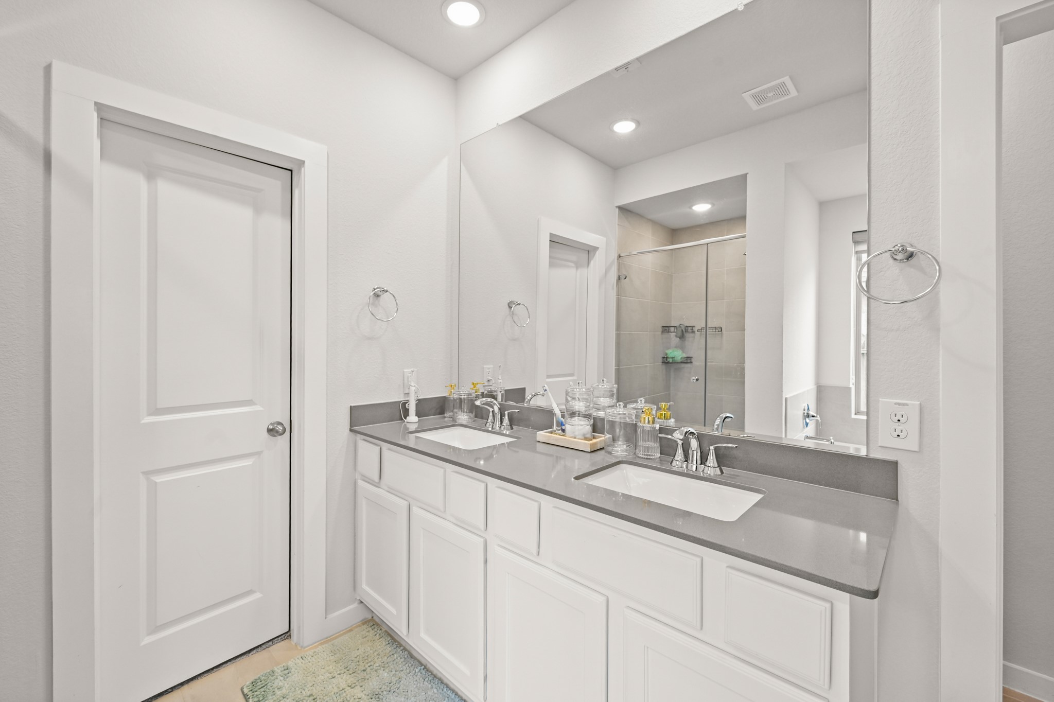 5010 Chestnut Orchard Drive Houston, TX 77066 - Photo 18 of 31 a bathroom with double sink and a mirror