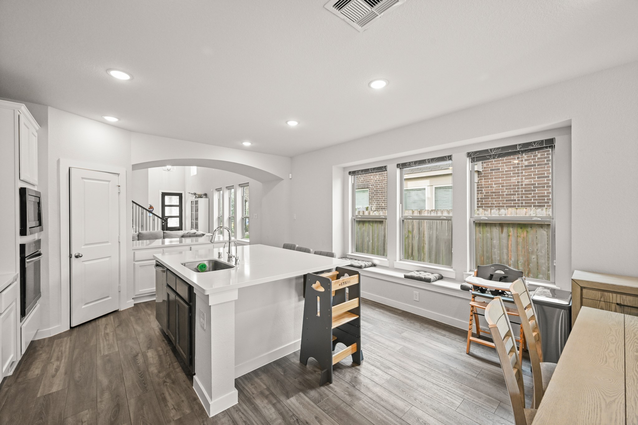 5010 Chestnut Orchard Drive Houston, TX 77066 - Photo 10 of 31 a room with a bed a table and chairs