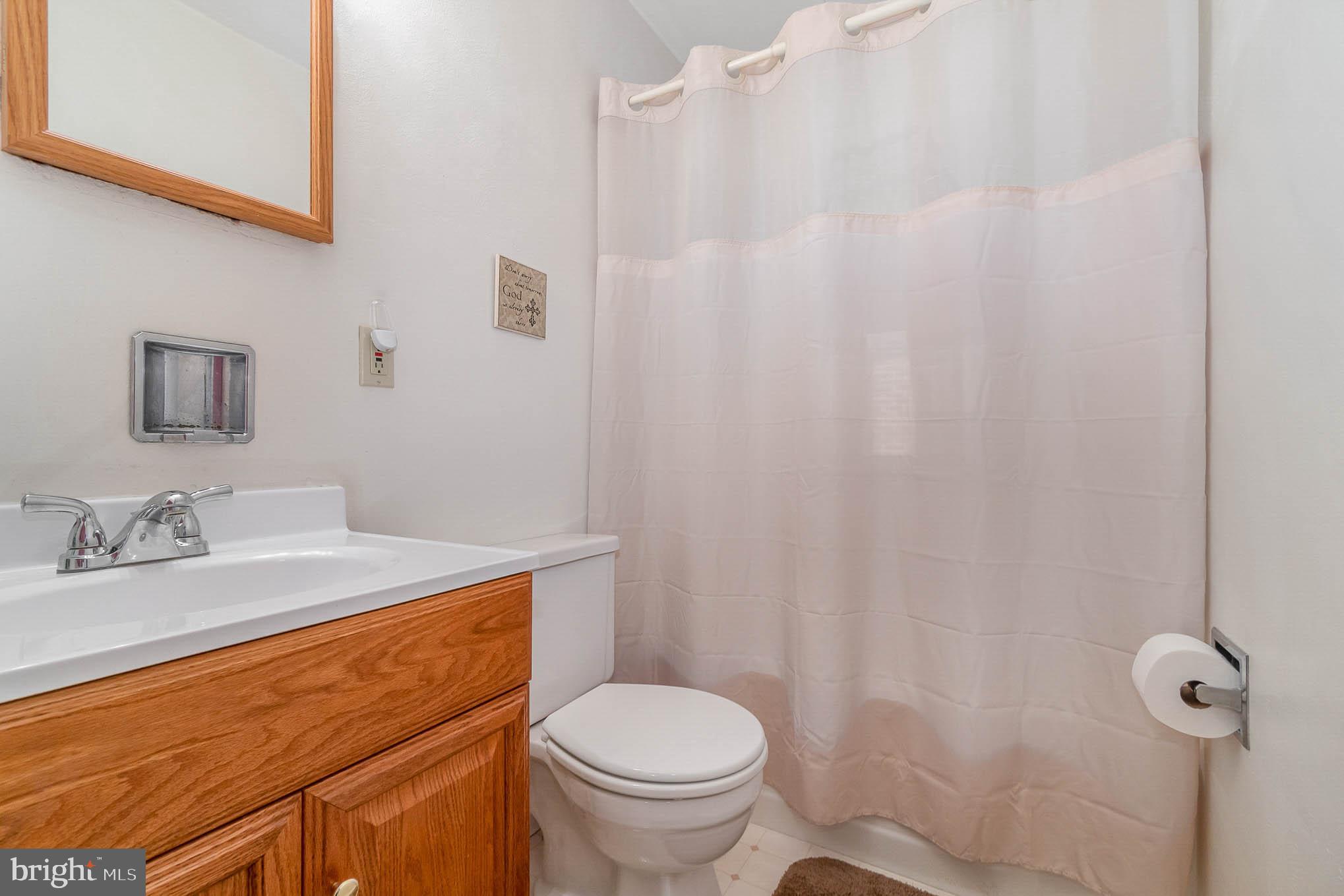 234 Diller Road Hanover, PA 17331 - Photo 10 of 31 1st Floor Bath