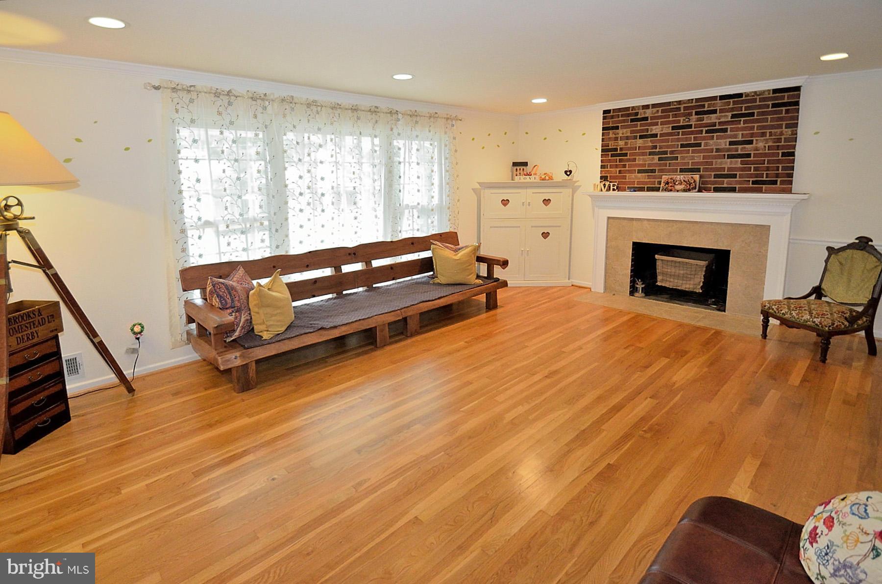 407 Wolftrap Road Southeast Vienna, VA 22180 - Photo 2 of 18 Living Room