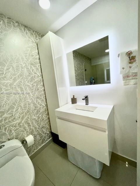 79 Southwest 12th Street, Unit 1806 Miami, FL 33130 - Photo 21 of 44 a bathroom with a sink and mirror with bathtub