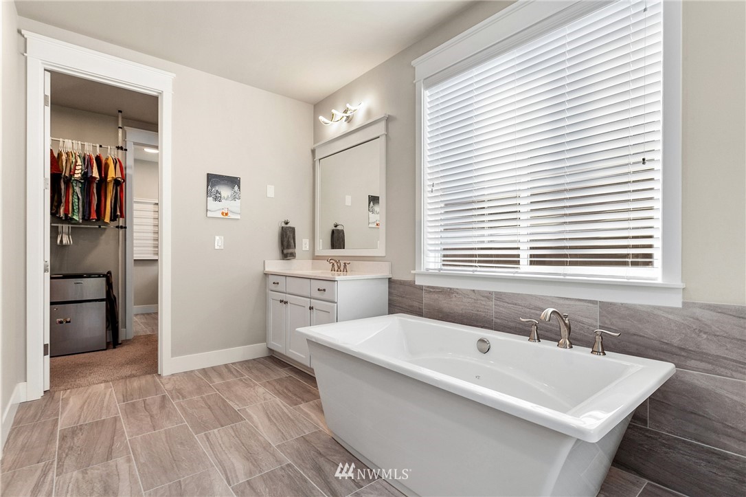 323 Field Place Southeast Renton, WA 98059 - Photo 24 of 40 a bathroom with a bathtub and a sink