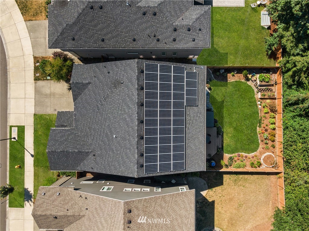 323 Field Place Southeast Renton, WA 98059 - Photo 37 of 40 a front view of a house with a garden