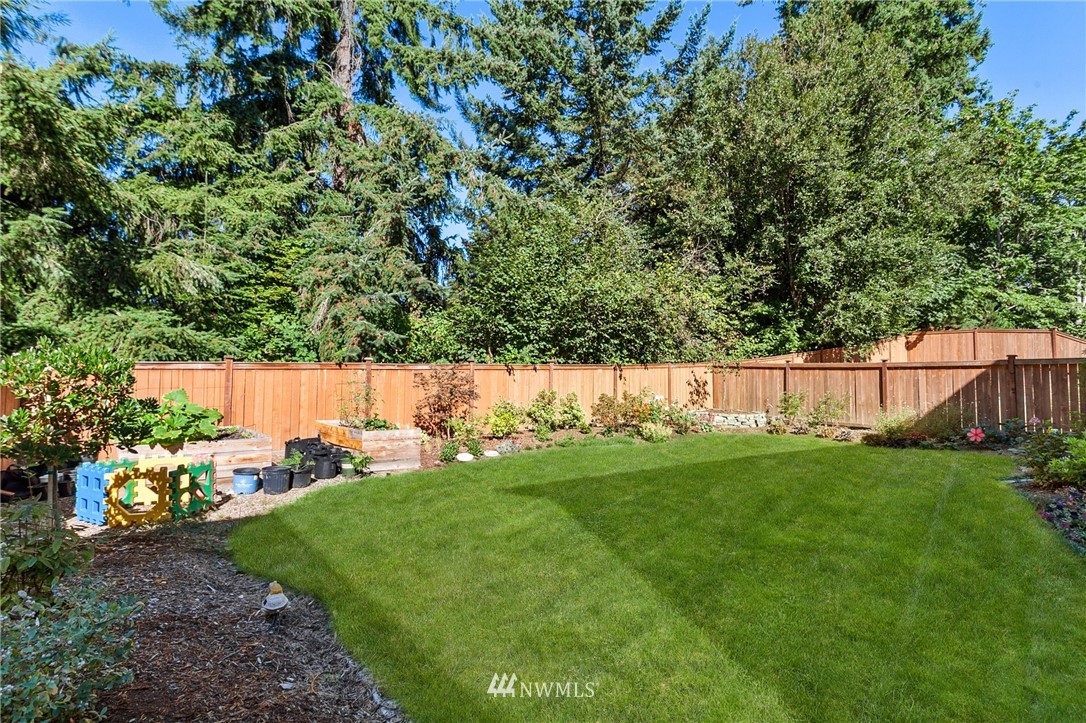 323 Field Place Southeast Renton, WA 98059 - Photo 38 of 40 a view of yard with seating space