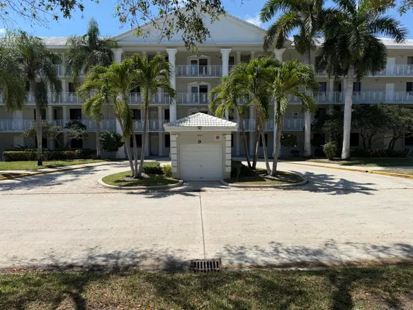 $2,200 | 2761 Village Boulevard, Unit 305, West Palm Beach, FL 33409
