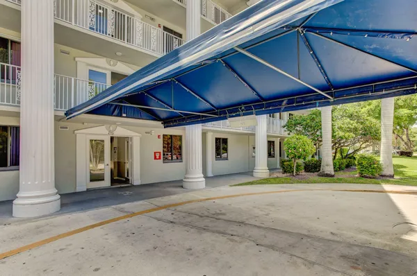 $2,200 | 2761 Village Boulevard, Unit 305, West Palm Beach, FL 33409