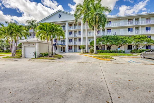 $2,200 | 2761 Village Boulevard, Unit 305, West Palm Beach, FL 33409