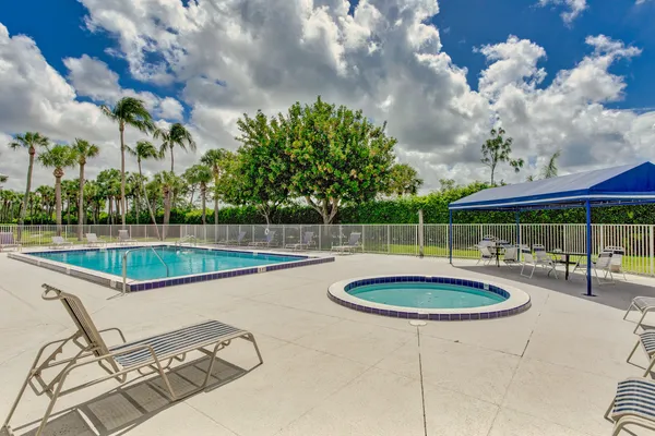 $2,200 | 2761 Village Boulevard, Unit 305, West Palm Beach, FL 33409