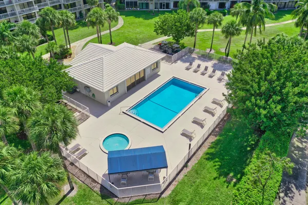 $2,200 | 2761 Village Boulevard, Unit 305, West Palm Beach, FL 33409