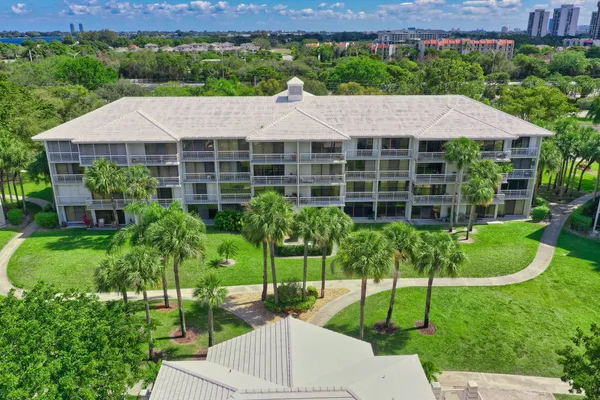 $2,200 | 2761 Village Boulevard, Unit 305, West Palm Beach, FL 33409