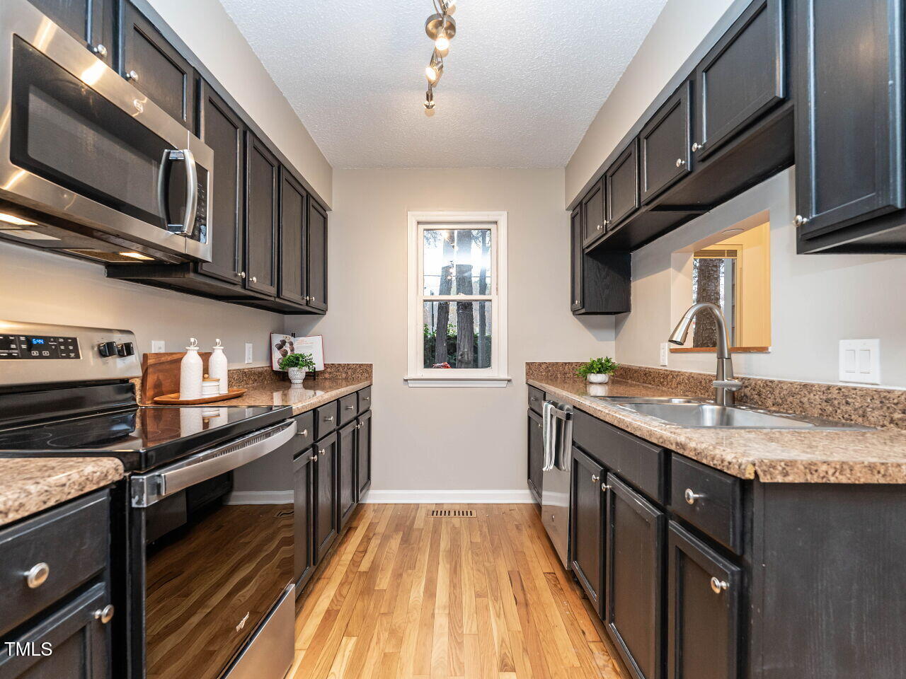 008-1280x960-kitchen