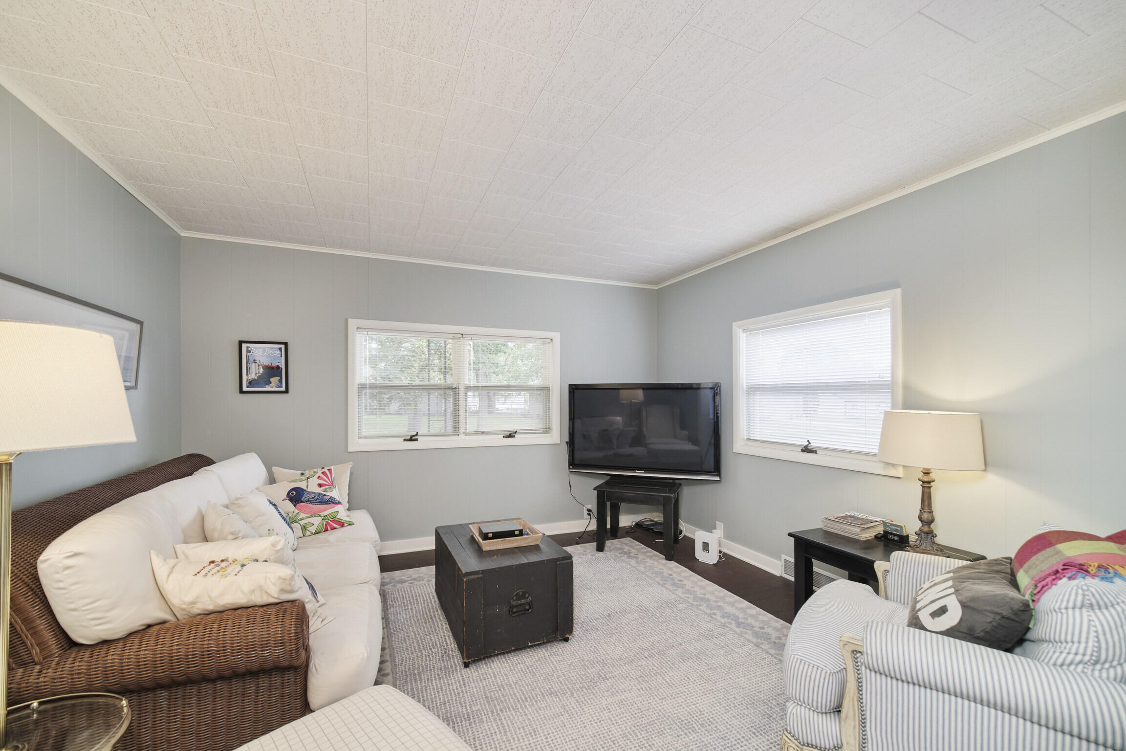 304 1st Avenue Manistee, MI 49660 - Photo 13 of 50 Living Room