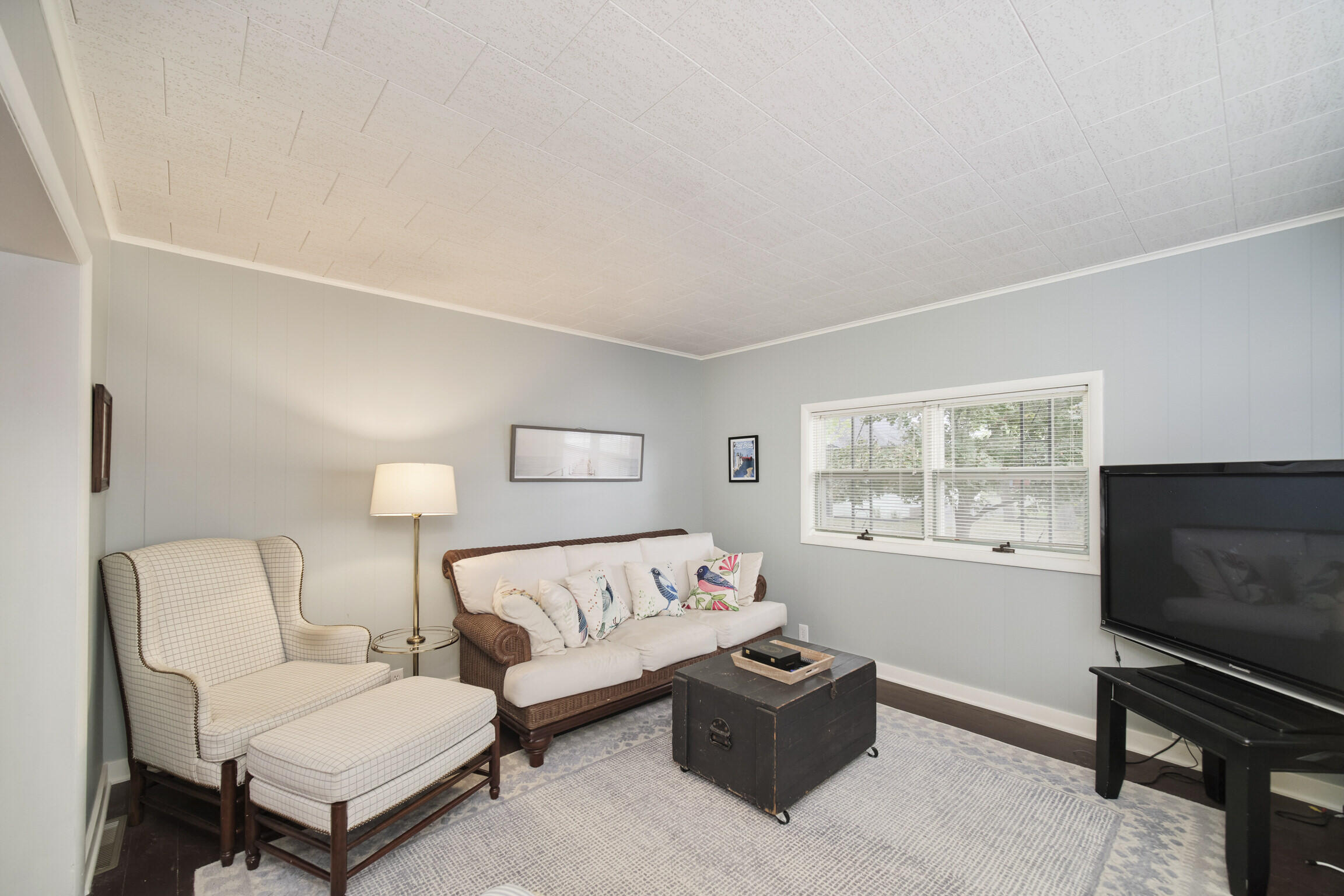 304 1st Avenue Manistee, MI 49660 - Photo 14 of 50 Living Room