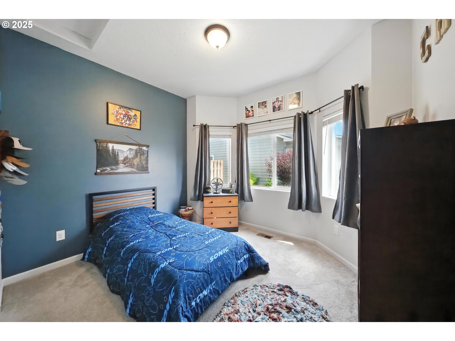 1908 Southwest 2nd Drive Pendleton, OR 97801 - Photo 18 of 40 a bedroom with a bed window and a flat tv screen