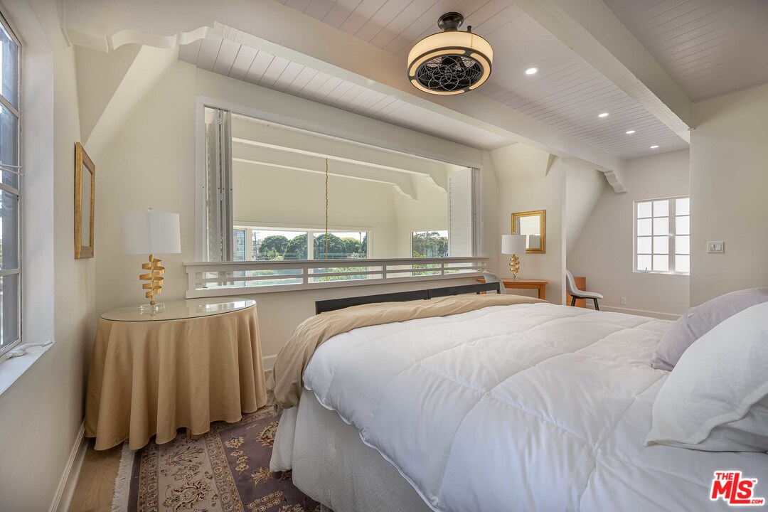 6501 Esplanade Playa del Rey, CA 90293 - Photo 29 of 54 a spacious bedroom with a bed and a large window