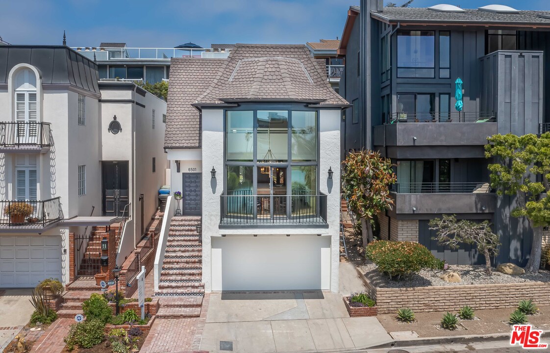 6501 Esplanade Playa del Rey, CA 90293 - Photo 5 of 54 a front view of a house with a garden