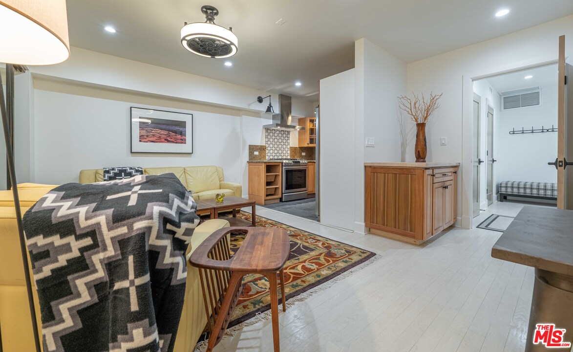 6501 Esplanade Playa del Rey, CA 90293 - Photo 41 of 54 a picture of a livingroom with furniture and furniture