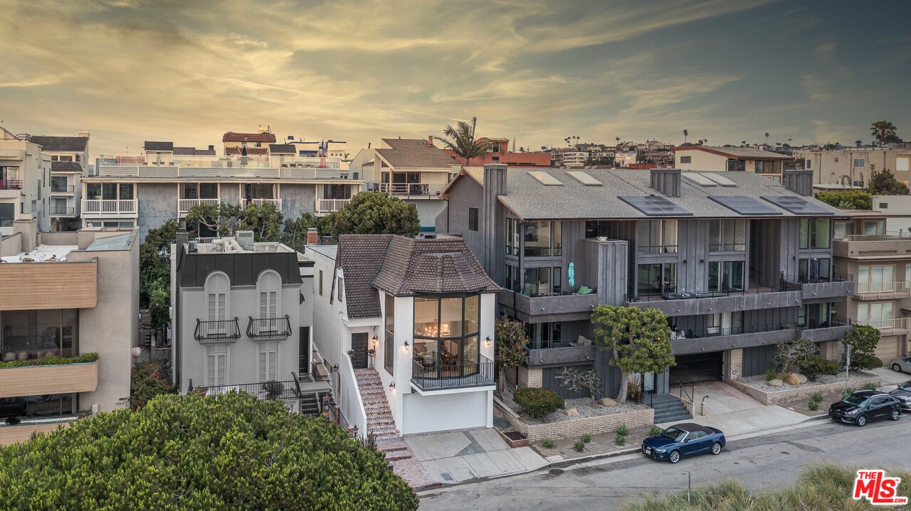 6501 Esplanade Playa del Rey, CA 90293 - Photo 9 of 54 a front view of a houses with yard