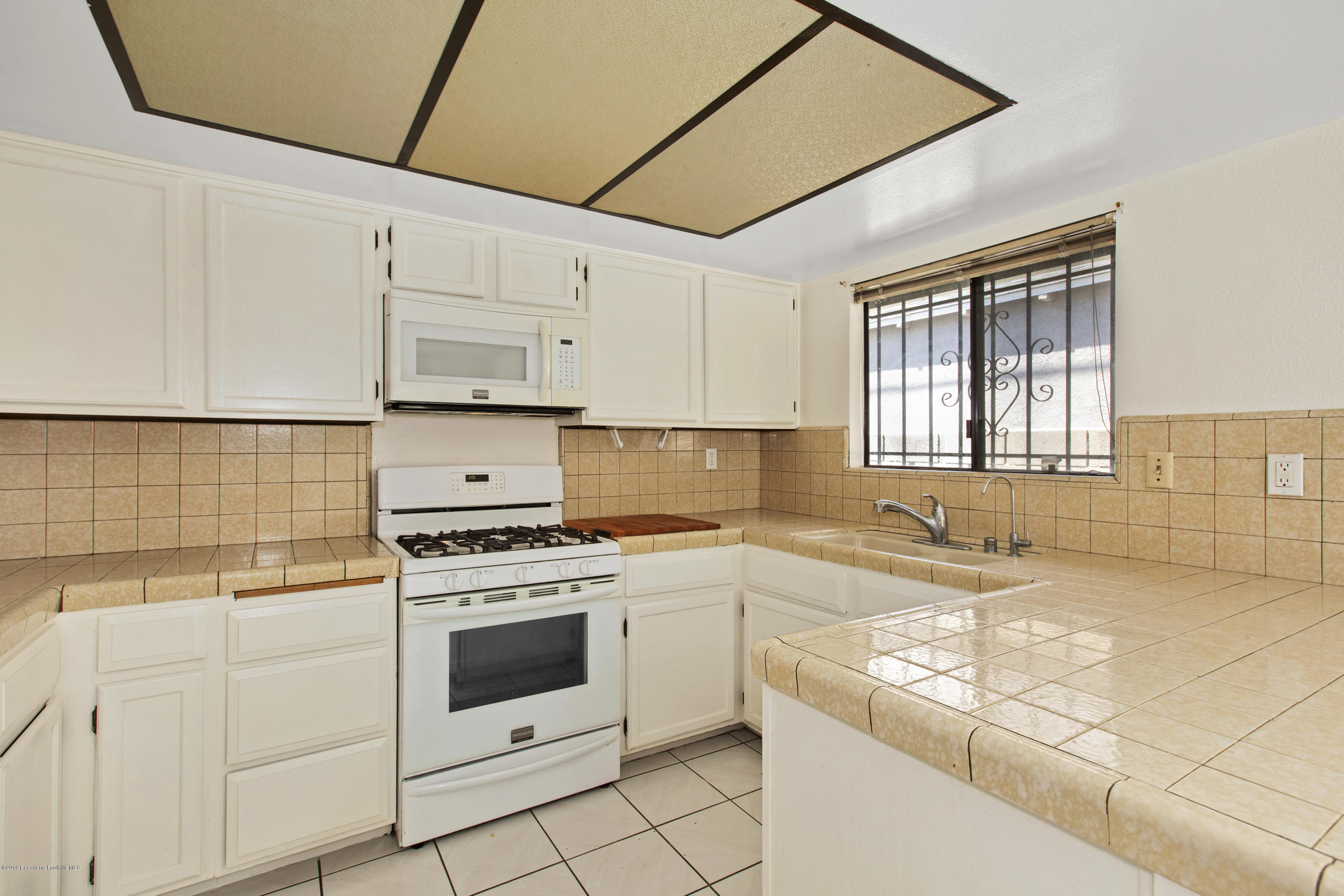 1741 East Maple Street Pasadena, CA 91106 - Photo 12 of 28 129543660115057cf-vt115057-112