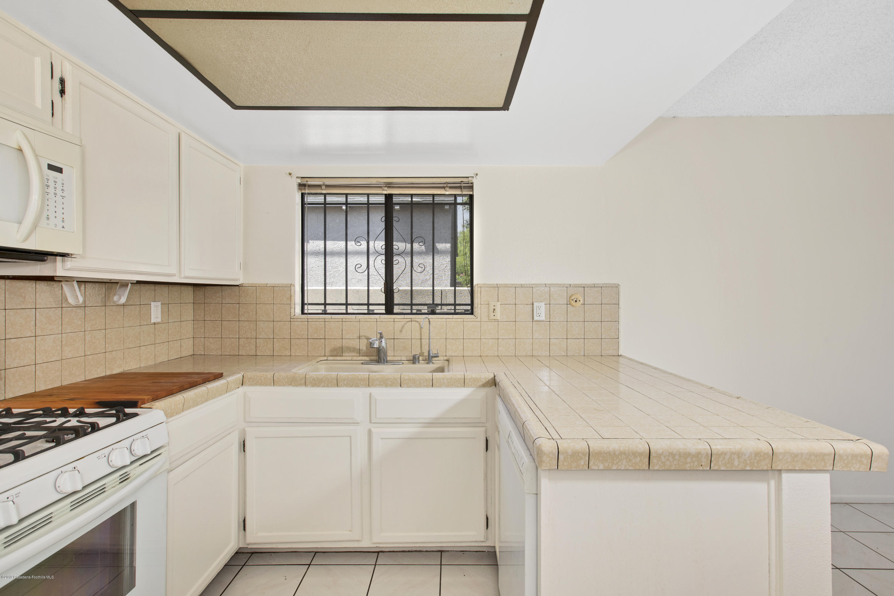 1741 East Maple Street Pasadena, CA 91106 - Photo 13 of 28 139543659115057cf-vt115057-113