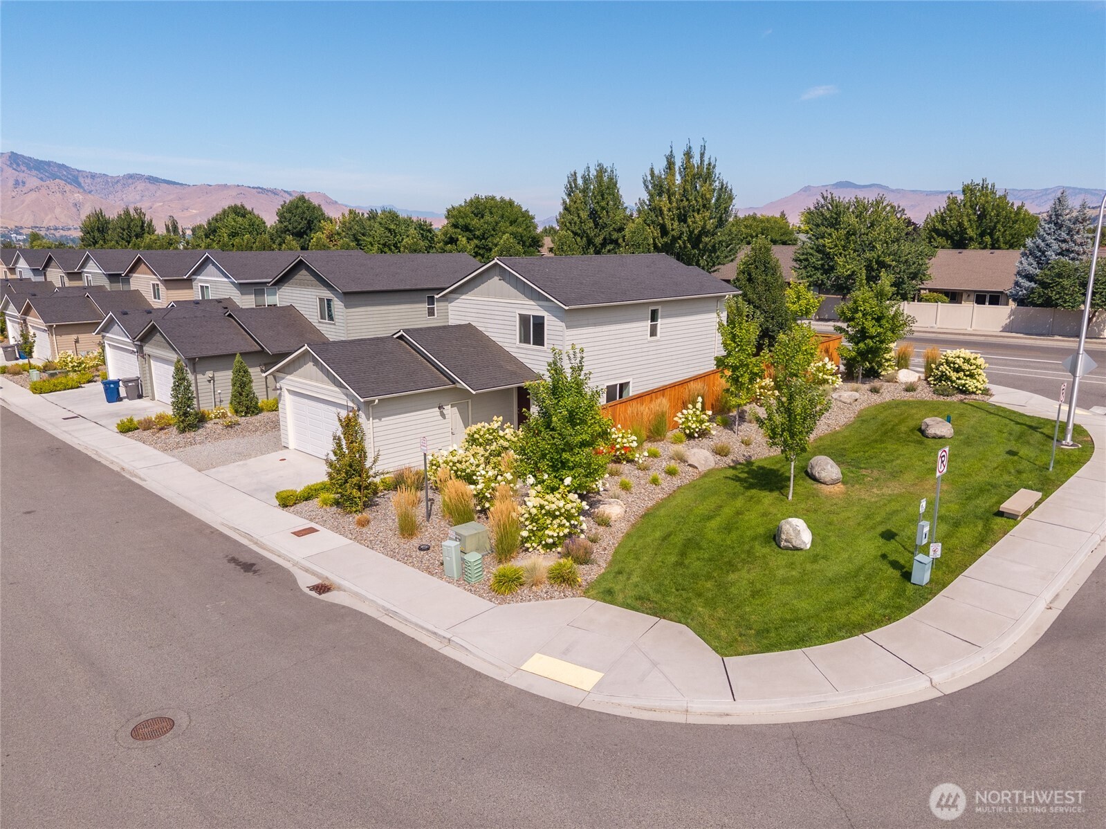 412 South Kansas Loop East Wenatchee, WA 98802 - Photo 2 of 26