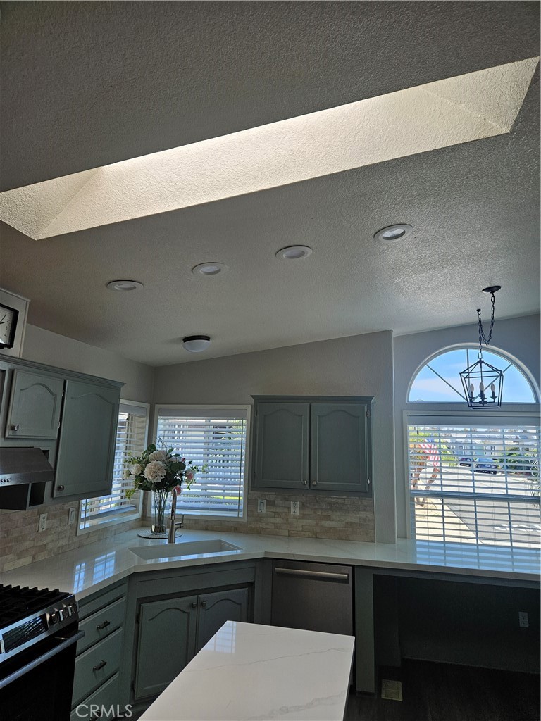 14851 Jeffrey Road, Unit 171 Irvine, CA 92618 - Photo 9 of 40 Kitchen are askylight