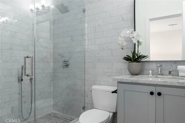 a bathroom with double vanity sinks and a mirror