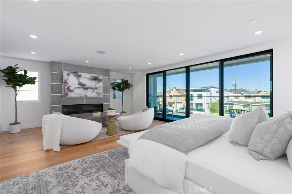 1025 West Balboa Boulevard Newport Beach, CA 92661 - Photo 51 of 70 a large bedroom with a large bed and a large window